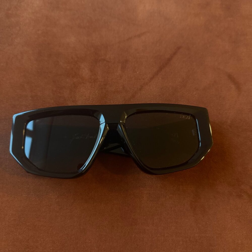 Dezi Backtrack Sunglasses in Black PERFECT CONDITION